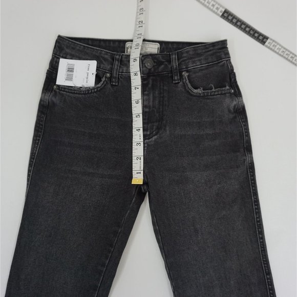 Free People Women's Jeans 24 in waist Black Wash Frayed Hem Girlfriend 24 in - Picture 4 of 8